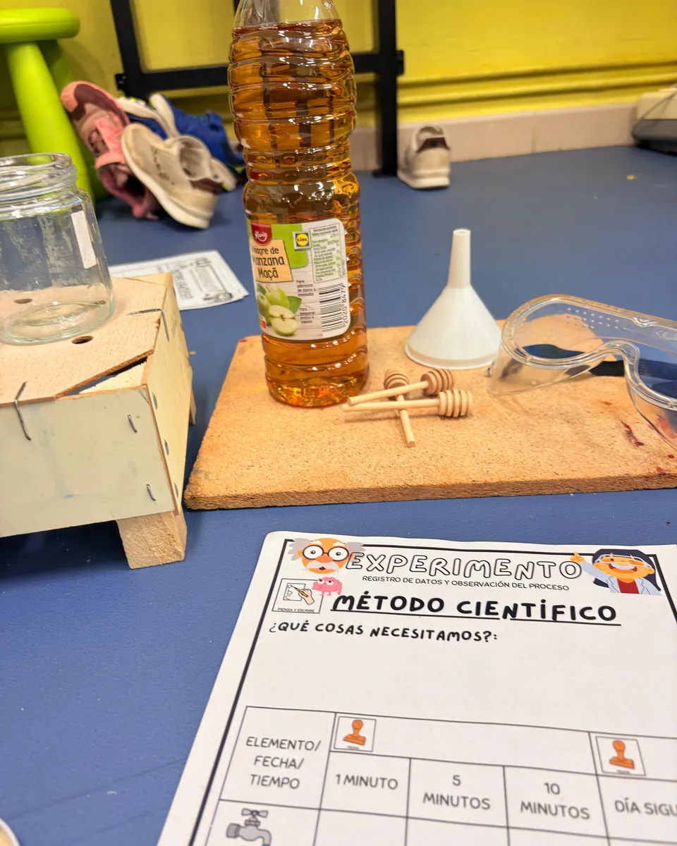 Materiales de un experimento con la ficha del método científico